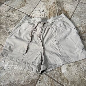 Lululemon Dance studio high rise shorts never worn